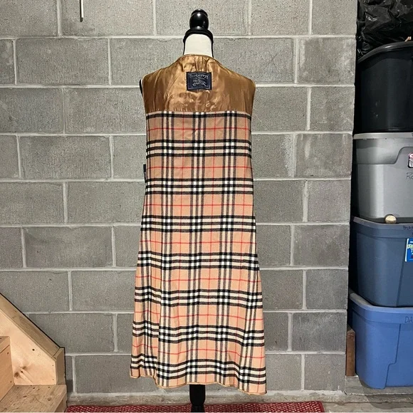 Burberry trench coat. - Picture 10 of 15